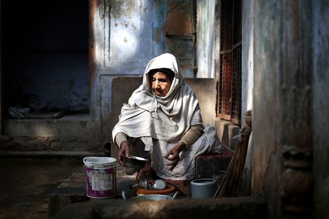 india-widows-all-ages-abandoned-by-families-communities-poor