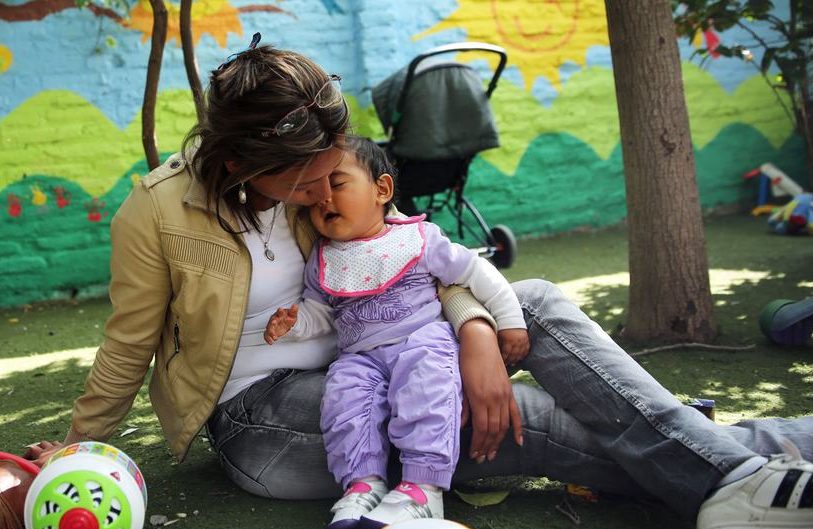 ©UNICEF/UNI136081/Friedman-Rudovsky Mother kisses her daughter at the Catalina Home in Santiago, Chile.