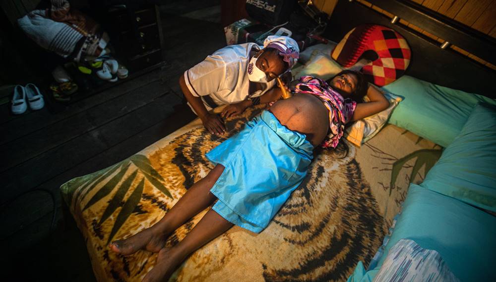 Juana del Carmen Martínez, a traditional midwife, assists an Indigenous mother, Elina Chamorro, in Quibdó, Colombia, 29 November 2020. (Murcy-Jeison Riascos/TNH)