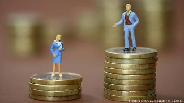 Women in Germany are still paid 21 percent less compared to men in terms of average gross hourly earnings. To highlight "Equal Pay Day," female Berlin commuters were offered gender-discount tickets.