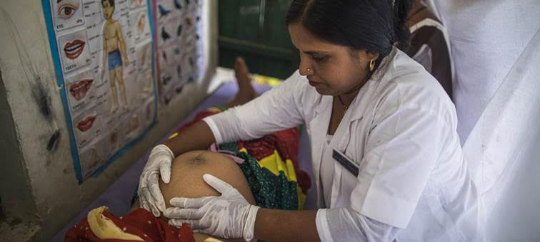 UNICEF/Vishwanathan - An Auxiliary Nurse Midwife performs critical ante-natal services in Shrawasti, India.