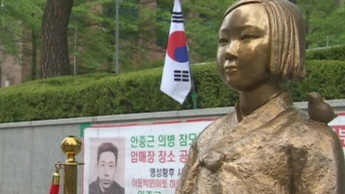 A statue of a South Korean woman symbolises those who were subjected to sexual slavery by Japan.(ABC)