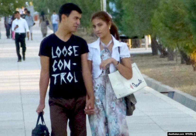Eyewitnesses say dozens of couples in Turkmenistan have been detained for merely holding hands in public. (file photo)