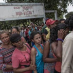 Venezuelan women await food donations in Boa Vista, Brazil (Photo: Andre Coelho / Bloomberg)